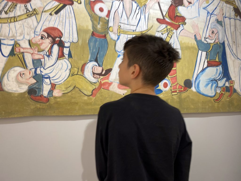 Ένα παιδί θαυμάζει μια ρεκλάμα στο Μουσείο του Μάνθου Αθηναίου